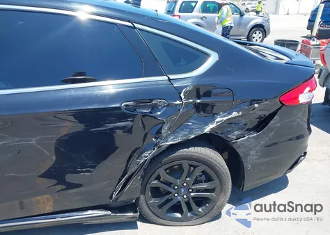 2020 Ford Fusion Hybrid Titanium z USA, uszkodzony, nr VIN 3FA6P0RU7LR113899